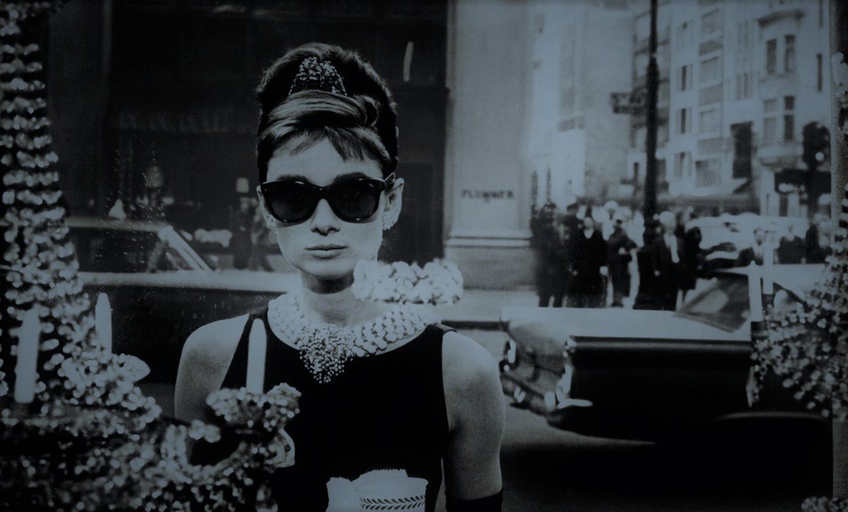 ovencita sofisticada de New York ante el escaparate de Tiffany