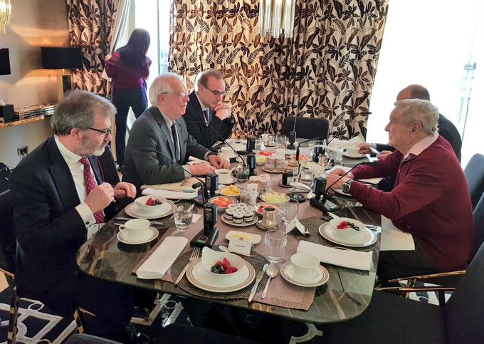 Josep Borrel: Con @georgesoros en #Múnich, intercambiando impresiones acerca de #migración, los desafíos que enfrenta #Europa y el futuro de #África.