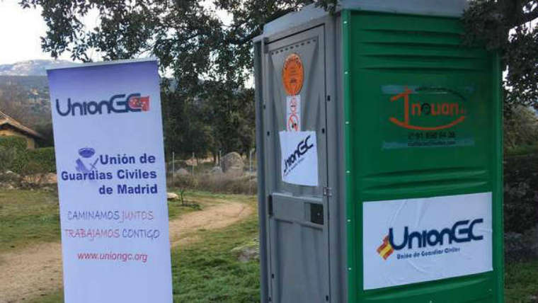 La Unión de Guardias Civiles coloca un urinario portátil frente al chalet de Pablo Iglesias en Galapagar para denunciar la “precariedad” con que los agentes realizan sus labores de vigilancia