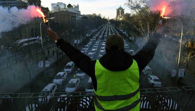 Los taxistas se concentran frente a la sede del PP en Génova