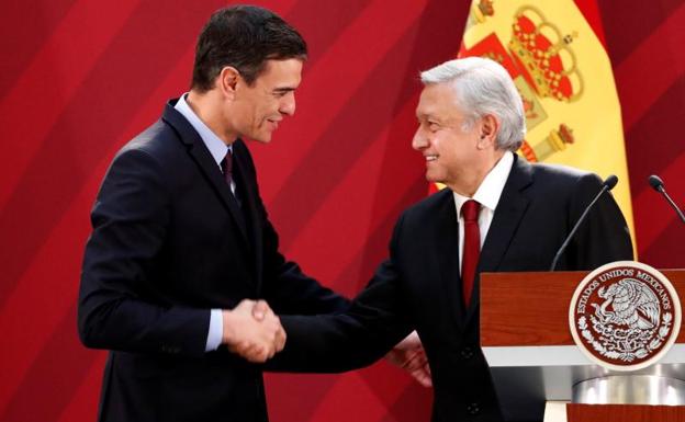 Pedro Sánchez saluda al presidente de México, Andrés Manuel López Obrador