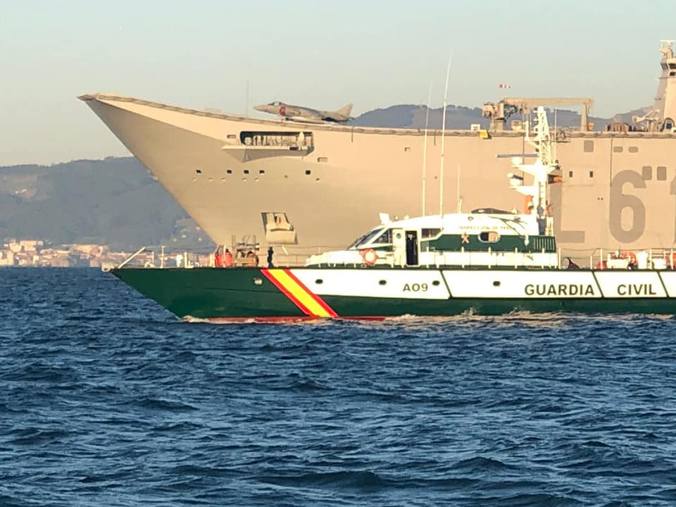 el porta aeronaves de la Armada Juan Carlos I entrando en el puerto de Guecho