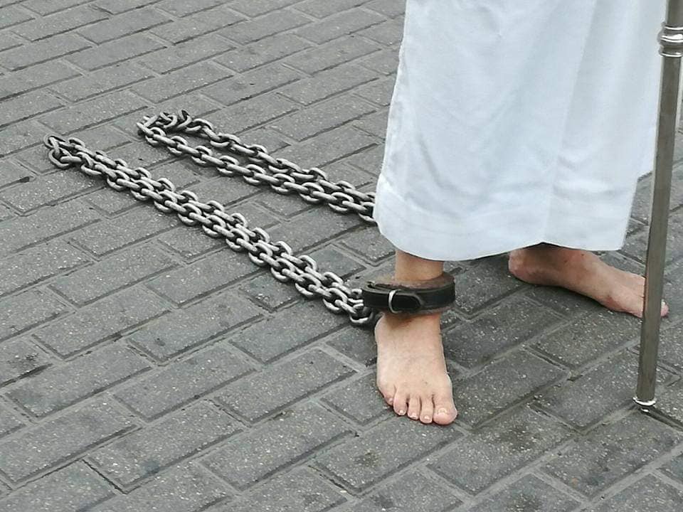 De Capirotes y cadenas