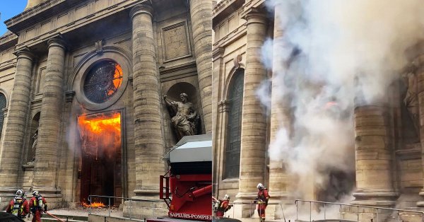 El domingo ardió la Iglesia de Saint Sulpice