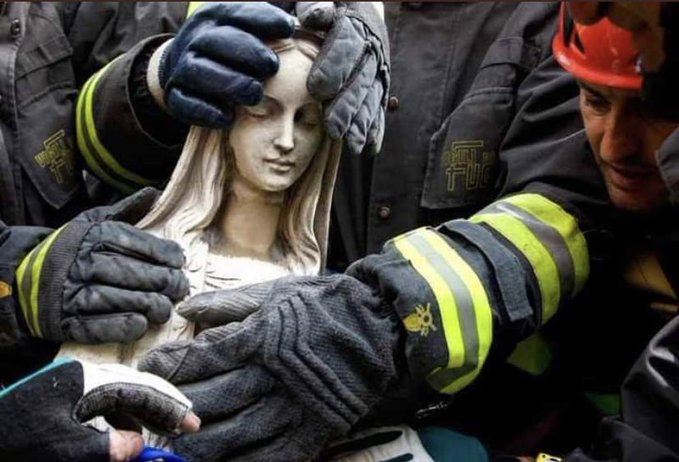Más de 400 bomberos que lucharon por salvar uno de los patrimonios del mundo