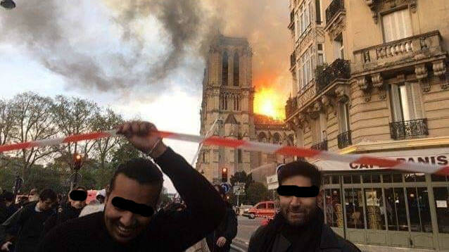 El contraste en una sola imagen... Arde Notre Dame y los enemigos acérrimos de la religión Cristiana y de la Cultura occidental se ríen.