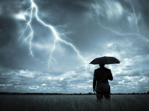 Muchas personas crean sus propias tormentas y luego se quejan de que llueva...