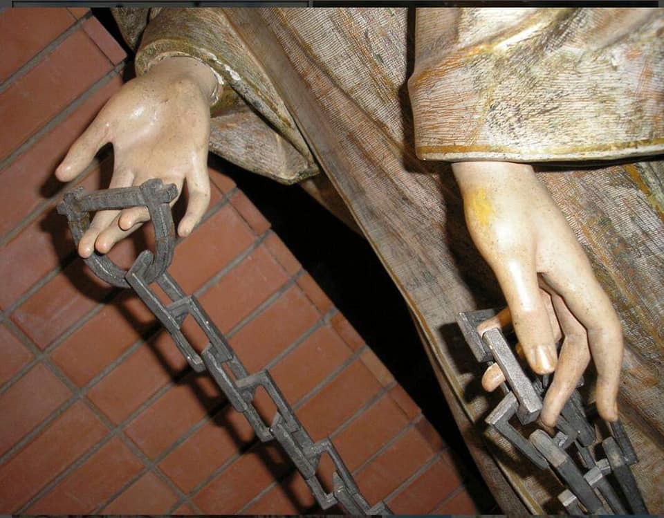 El origen de las cadenas se basa en la liberación de los esclavos cristianos del norte de África