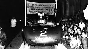 (EL ECOLÓGICAMENTE INCORRECTO MASERATI DE FANGIO. LA PANCARTA DENUNCIA EL GUSTO POR LA GASOLINA Y ACEITE LUBRICANTE DE LA CONDENADA MÁQUINA)