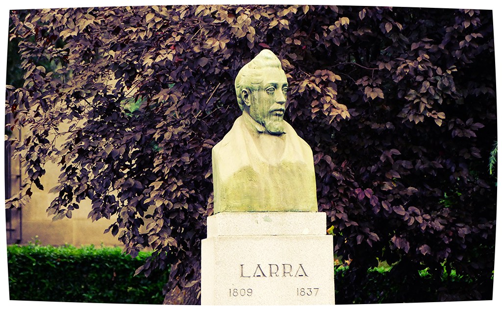 En la calle Bailén, frente a la Catedral de la Almudena, se encuentra esta estatua de Larra. Foto de Antonio Marín Segovia