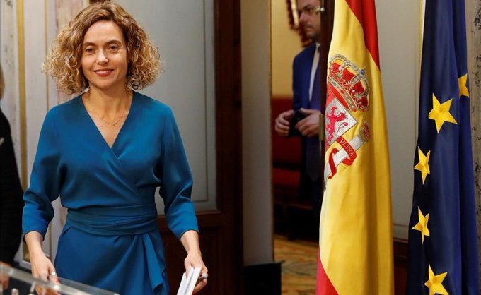 Meritxell junto a la, bandera de España..