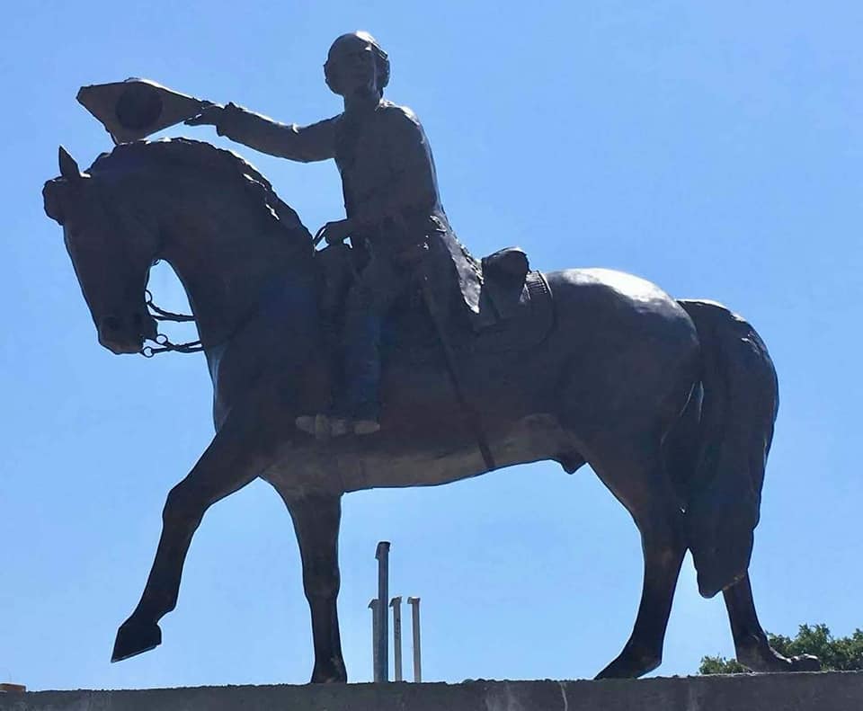Monumento ecuestre erigido en Penascola dedicado al español universal, natural del Málaga, Bernardo de Gálvez