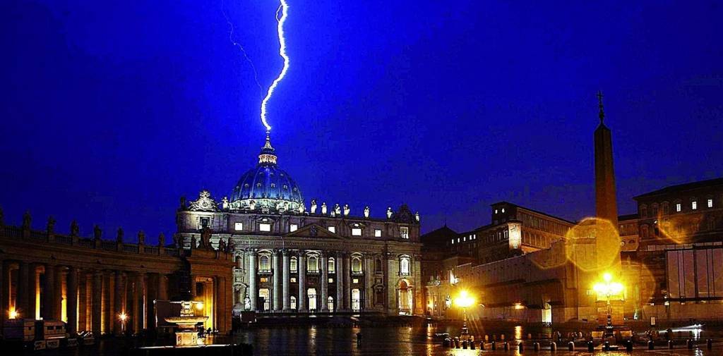 un rayo cayendo sobre la cúpula de San Pedro en el Vaticano durante un temporal el mismo día que Benedicto XVI sorprendió al mundo con su renuncia.