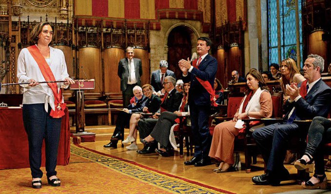 Esta foto no tiene nombre! @manuelvalls apoyando a @AdaColau . El único q está de pie .... y mientras critican a @populares y a @vox_es . Esto no lo debe consentir @CiudadanosCs
