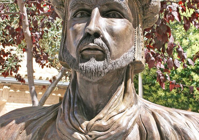 Primera medida de Vox en Cadrete: retirar la estatua de Abderramán III de la plaza de Aragón, la principal del pueblo