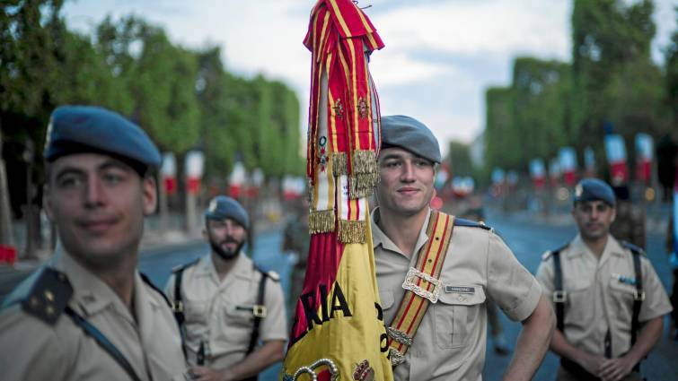 Militares españoles de la BRILAT en los Campos Elíseos