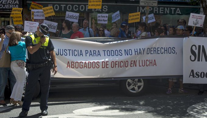 Existe la idea, bastante generalizada, de que el abogado de oficio ostenta menos valor que el abogado al que se le paga