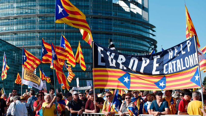 Miles de independentistas protestan ante la Cámara europea en Estrasburgo. Tan (auto) engañados, dejándose el tiempo y el dinero en el agujero sin fondo del procés... Y jaleando a caraduras cobardes está claro que han perdido el seny.