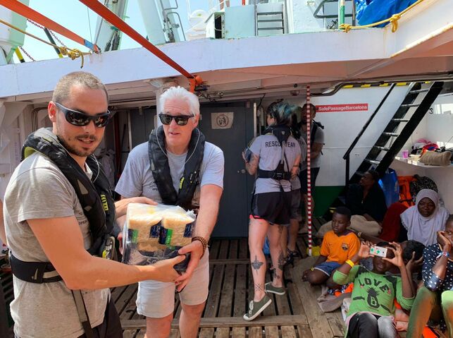 El actor Richard Gere visita a los rescatados del Open Arms para llevar víveres desde su yate