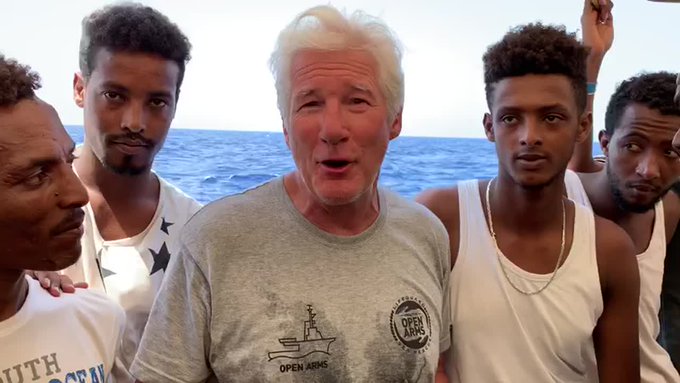 En la foto vemos a Richard Gere a bordo del OIpen Arms rodeado de niños y mujeres desnutridos