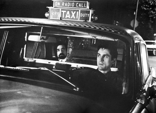 Martin Scorsese en el taxi de Robert de Niro durante el rodaje de Taxi Driver