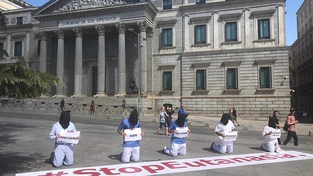 La plataforma Derecho a Vivir ha advertido que la ley socialista de eutanasia que se ha debatido en el Congreso de los Diputados “es una amenaza real para los cerca de 9 millones de personas mayores que hay en España”