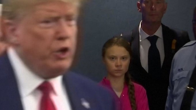 La realidad que nos rodea parece enteramente una tétrica ficción. Geta Thumber fulmina con su mirada al presidente Trump