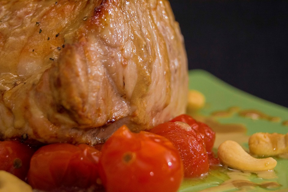 Carne asada con crema de ajos, anacardos y tomates cherry. Imagen de Rodolfo Arévalo