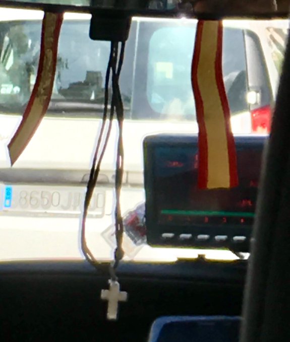tuit de Maruja Torres: Con una curiosa mezcla de rabia y satisfacción, taxistas fachas salen del armario con todos los avíos.