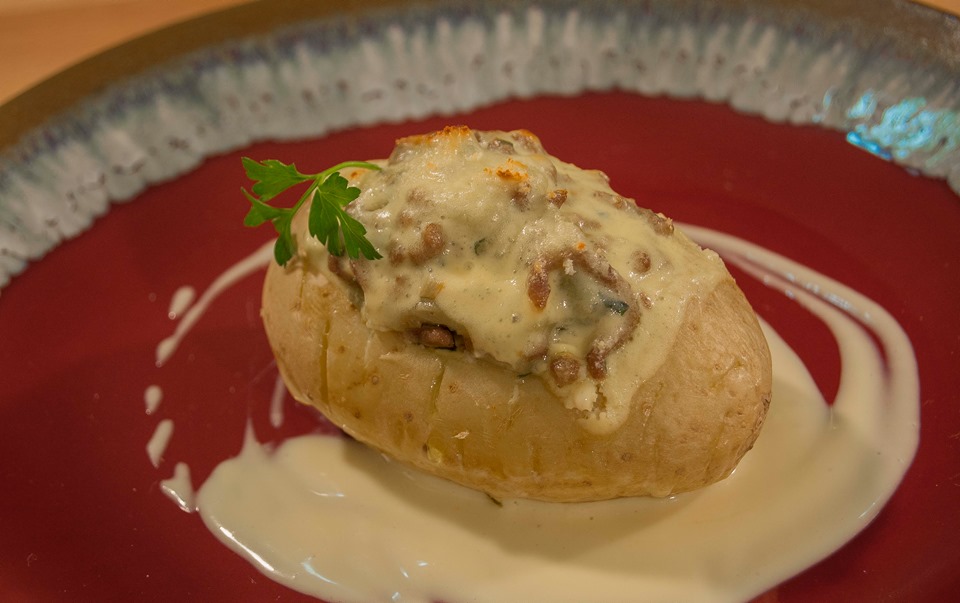 Patata rellena de Musaka. Imagen de Rodolfo Arévalo