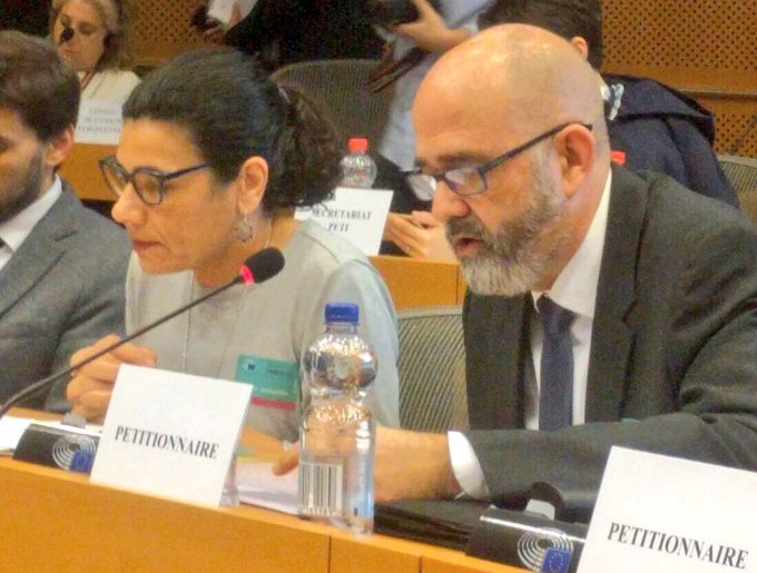 Ana Losada y Carlos Silva hoy en el Parlamento europeo denunciando la discriminación causada por los inquisidores y comisarios del catalán.