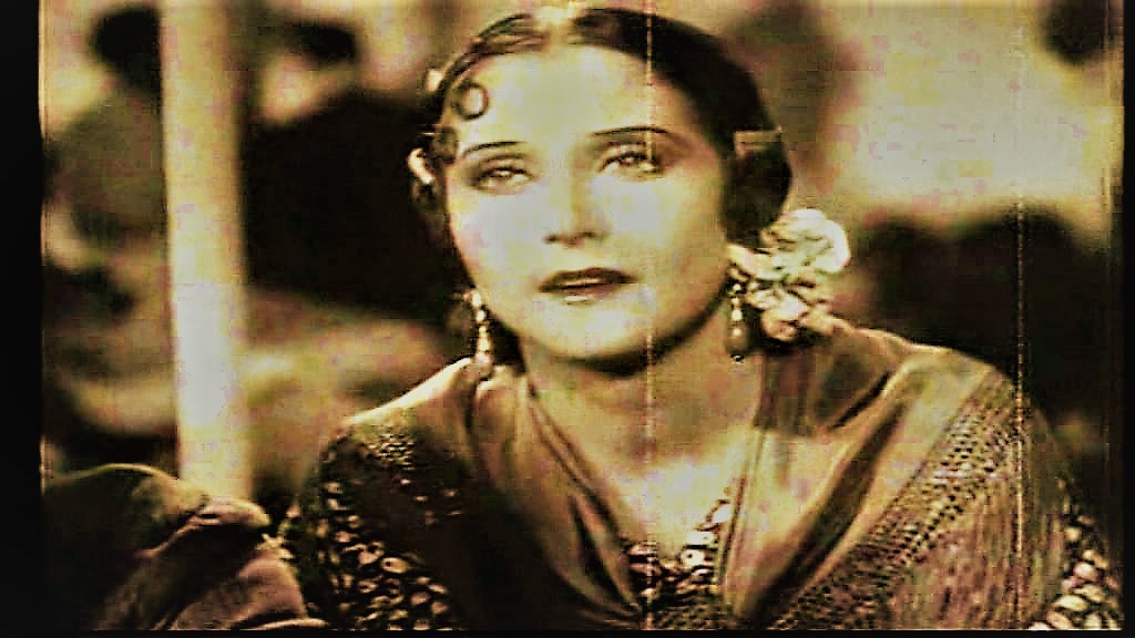 En la imagen Estrellita Castro: Si hay que irse me iré sin mirar atrás y silbando Suspiros de España