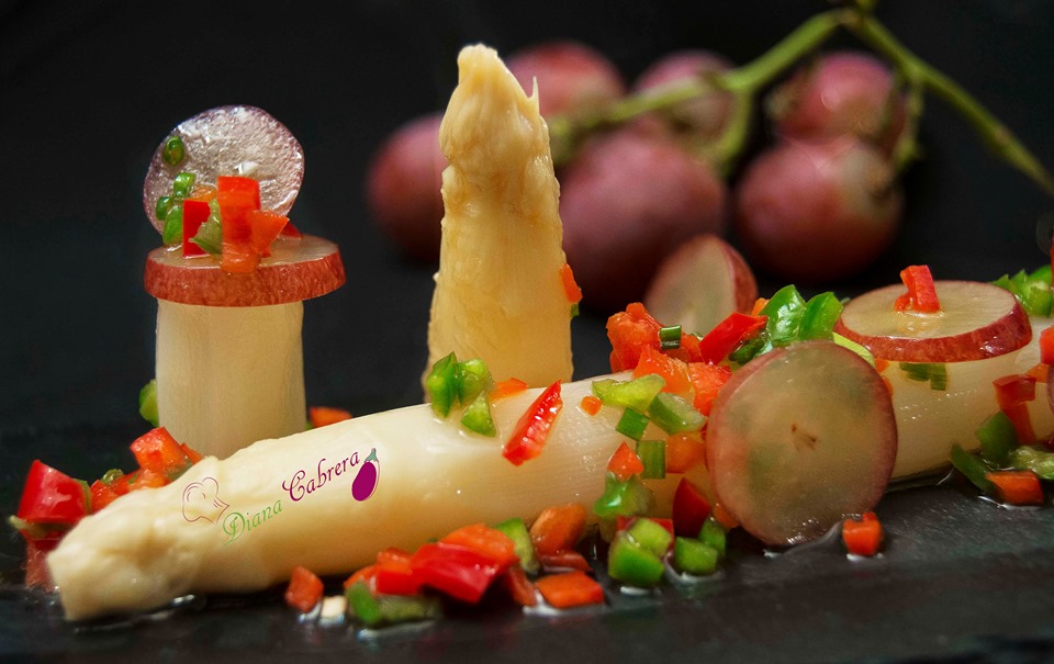 Espárragos blancos con vinagreta de uvas. Fotografía de Rodolfo Arévalo