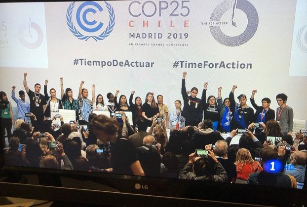 Puños en alto reivindicando el comunismo en la #COP25. Los votos cautivos de la izquierda
