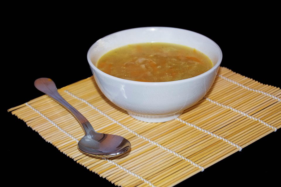 Receta fácil de sopa de verduras con cerveza. Realización y fotografía de Rodolfo Arévalo