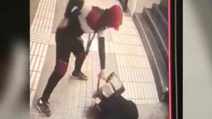 Brutal paliza en el metro de Barcelona