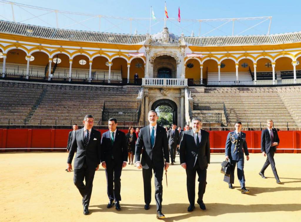 El rey Felipe VI llega al ruedo de la Real Maestranza para presidir el acto de entrega de sus Premios Taurinos y Universitarios. Imagen de la Casa Real