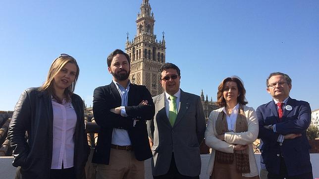 Negro sobre blanco ante la dimisión de la presidenta de Vox en Sevilla, María José Piñero. De izquierda a derecha: Cristina Peláez,