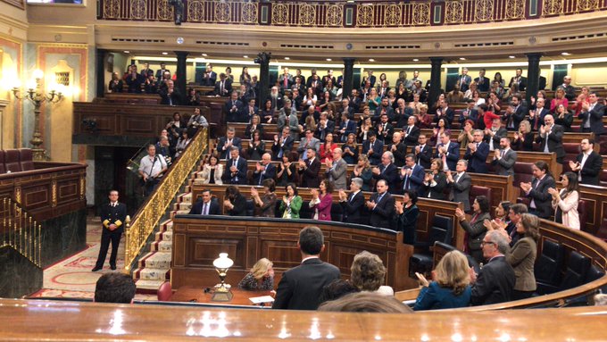 Pablo Iglesias dirige el aplauso entusiasta de toda la extrema izquierda a la portavoz de Bildu tras sus ataques a nuestra democracia y libertad ... y toda la bancada socialista se suma al aplauso, por su “la libertad de expresión”