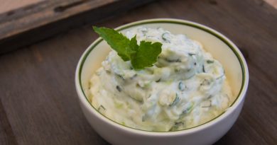 Receta de la auténtica y griega Salsa Tzatziki. Por Diana Cabrera Receta de la auténtica y griega Salsa Tzatziki. Por Diana Cabrera
