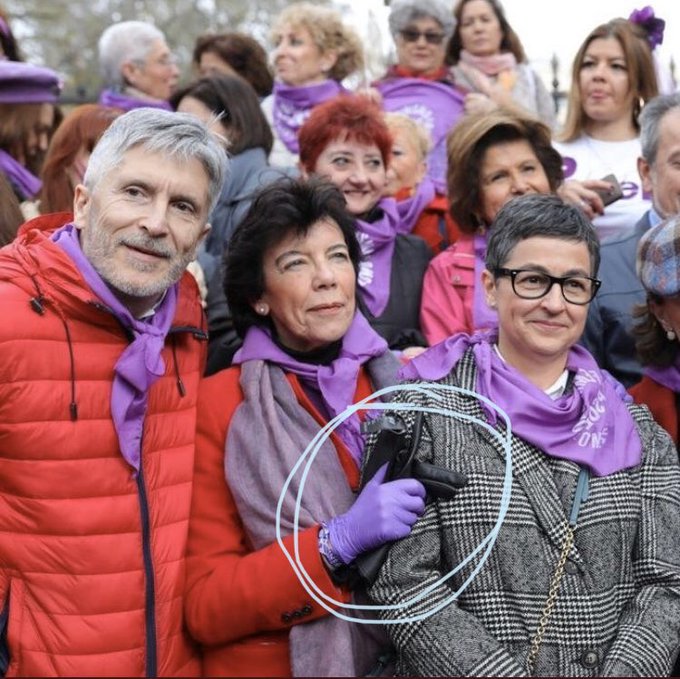 Ministra del gobierno que decía desconocer el peligro del brote de coronavirusEspana manifestándose con guantes antialérgicos horas antes de anunciar medidas severas contra ese brote