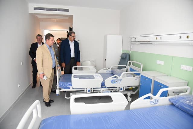 Otra toma de la sesión fotográfica de García-Page en el Hospital antes de las elecciones.