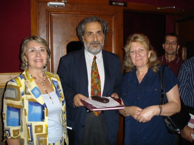 Isabel Caparrós durante unas jornadas de AFESOL con la presencia del Defensor del Pueblo de Andalucía entonces, D. José Chamizo, y una compañera.