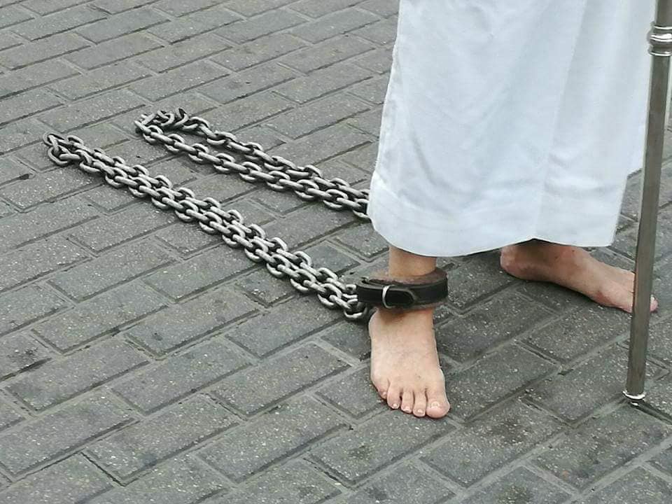 De Capirotes y Cadenas