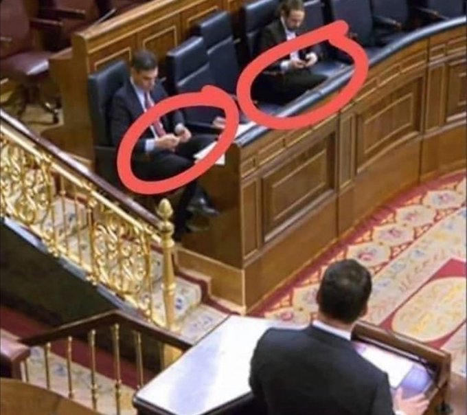 Cuando te da igual lo que te diga la oposición y ni les miras a la cara , mientras estás con tu móvil, Qué falta de respeto y de interés.