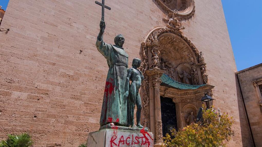 Aparece la estatua vandalizada de Fray Junípero en Palma. Foto de EFE para Vozpópuli