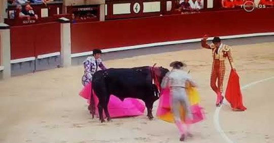 La Sexta y su vergonzante periodismo por colleras aprendido en la Sociedad Española de Radiodifusión. La Sexta y su vergonzante periodismo por colleras aprendido en la Sociedad Española de Radiodifusión.