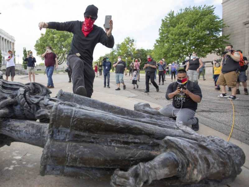 La estatua de Colón es vandalizada y decapitada en varias ciudades norteamericanas