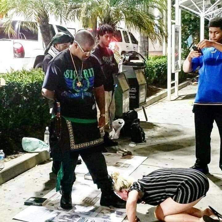 Arrodillados a nuestros iguales por la menor diferencia, Esta es la nueva Tribu humana