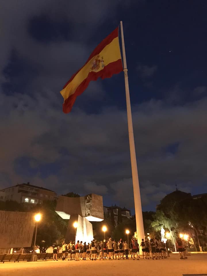 Son increpadas como fascistas cuando rinden homenaje ante los héroes del 2 de mayo